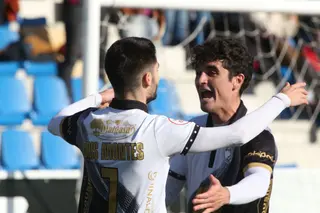 Mier felicita a Montes por el tercer gol ante la UD Logroñés / FOTO SALAMANCA24HORAS.COM