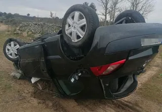 Coche volcado en una finca de Pereña