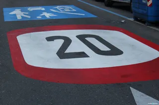 Señal de limitación de velocidad pintada en una de las calles de Salamanca
