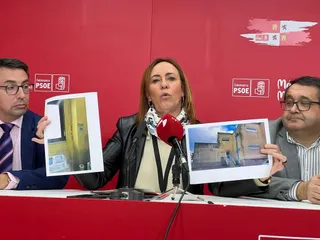 La procuradora del PSOE por Salamanca, Rosa Rubio muestra las humedades visibles en el Centro de Salud de Guijuelo, junto a Fernando Pablos y Juan Luis Cepa