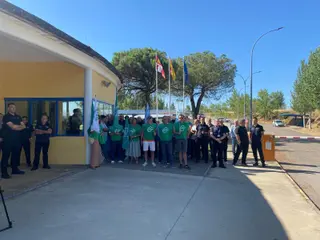 Los trabajadores de la prisión de Topas se concentran en repulsa por la brutal agresión sexual a una funcionaria en Sevilla
