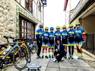 Equipo femenino de la Escuela de Ciclismo Salmantina.
