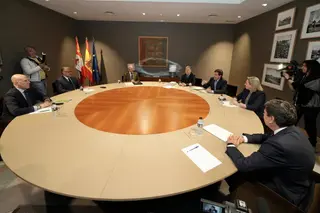 Alfonso Fernández Mañueco y Carlos Pollán en la primera reunión entre ambos para encauzar la legislatura | Europa Press