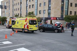 GALERÍA | Colisión entre dos turismos en la calle Valles Mineros cruce con calle La Bañeza