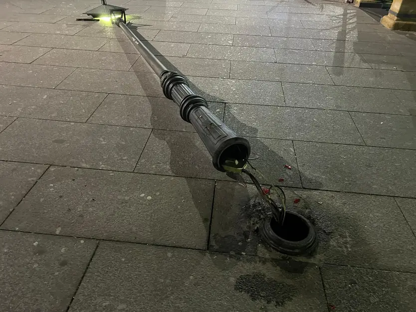 Un furgón de la Policía Nacional derriba una farola de la plaza Santa Eulalia