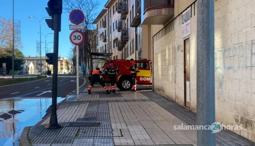 Bomberos en la calle de Jesús Arambarri. Foto S24H
