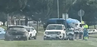 Dos coches colisionan lateralmente en la rotonda de Vetones y Vacceos