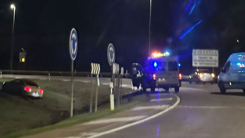 Pierde el control de su vehículo y acaba dentro de la rotonda del E.Lecrerc