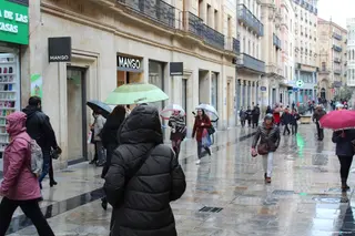 Calle toro lluvia gente