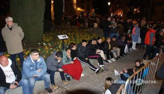 Ambiente en Semana Santa en Salamanca durante la procesión del Cristo Yacente. Foto Andrea M.