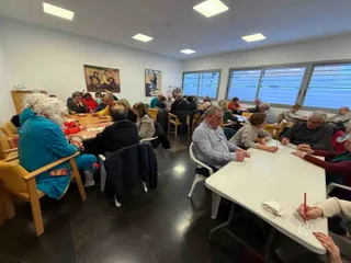 Éxito en el bingo, karaoke y baile para mayores en el Edificio Sociocultural en Santa Marta. FOTOS: Ayto Santa Marta de Tormes