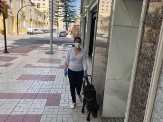 Persona ciega con su perro guía durante el estado de alarma