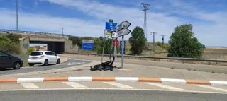 Un turismo choca contra la señalética