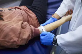 Una mujer donando sangre | Europa Press