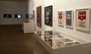La Hospedería Fonseca de Salamanca acoge una exposición que recorre la aportación del artista a través de más de 300 de sus piezas a la historia del diseño gráfico musical