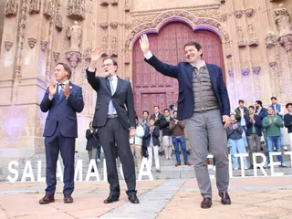 Mariano Rajoy y Alfonso Fernández Mañueco arropan a Carbayo en un mitin multitudinario en el Patio Chico