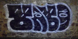 Un agente fuera de servicio sorprende a dos grafiteros en acción