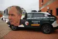 Imagen de Benjamín con un coche de la Guardia Civil