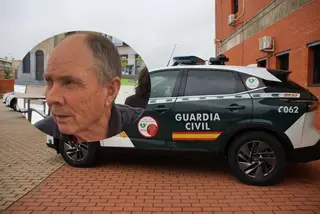 Imagen de Benjamín con un coche de la Guardia Civil