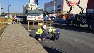 Montaje pasarela peatonal entre los polígonos El Montalvo, en Carbajosa (9).jpg | ANDREA MATEOS