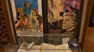 La Universidad de Salamanca inaugura una exposición que explora el universo pop y clásico de Luis Alberto de Cuenca