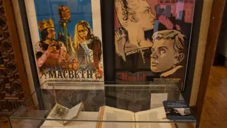 La Universidad de Salamanca inaugura una exposición que explora el universo pop y clásico de Luis Alberto de Cuenca