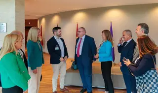 Rubén Cañizares con el consejero de Sanidad durante una visita a la Consejería. 