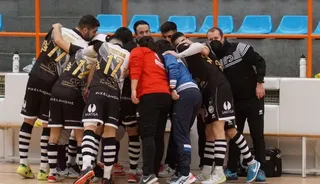Los jugadores de Unionistas FS forman una piña en la previa de un duelo | FOTO SALAMANCA24HORAS.COM