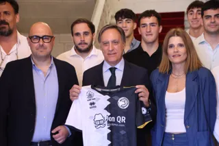 El alcalde de Salamanca, Carlos García Carbayo, recibe al equipo juvenil de Unionistas de Salamanca Club de Fútbol