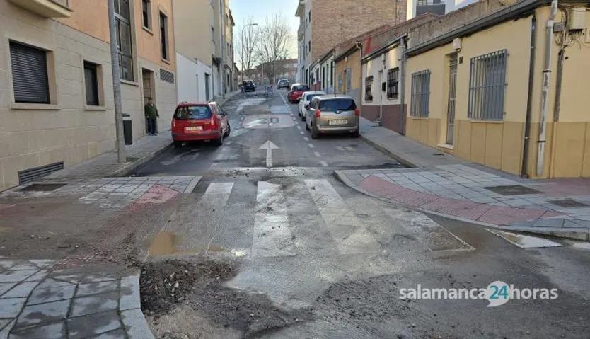 Nueva rotura de una tubería en la calle Río Sil, martes, 25 de febrero. Foto Andrea M.