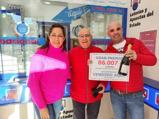 El quinto premio 86.007 toca en la Administración 'Los Manolos', en el paseo del Rollo. Foto Carlos H (9)