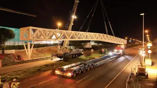 Instalación de la pasarela peatonal Carbajosa | CARBAJOSA NOTICIAS