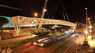 Instalación de la pasarela peatonal Carbajosa | CARBAJOSA NOTICIAS