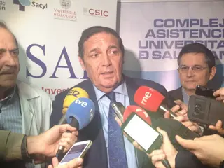 Consejero Sanidad atiende a medios
