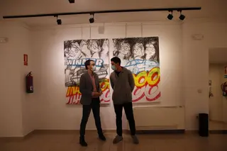 Ángel Fernández, inaugura la exposición de pintura y grabados ‘Coches, coches y ante todo coches’ del autor Álvaro Perote