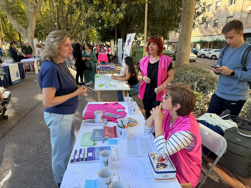 La Feria de Asociaciones de Ayuda Mutua y Salud ha llenado de actividad el parque de La Alamedilla
