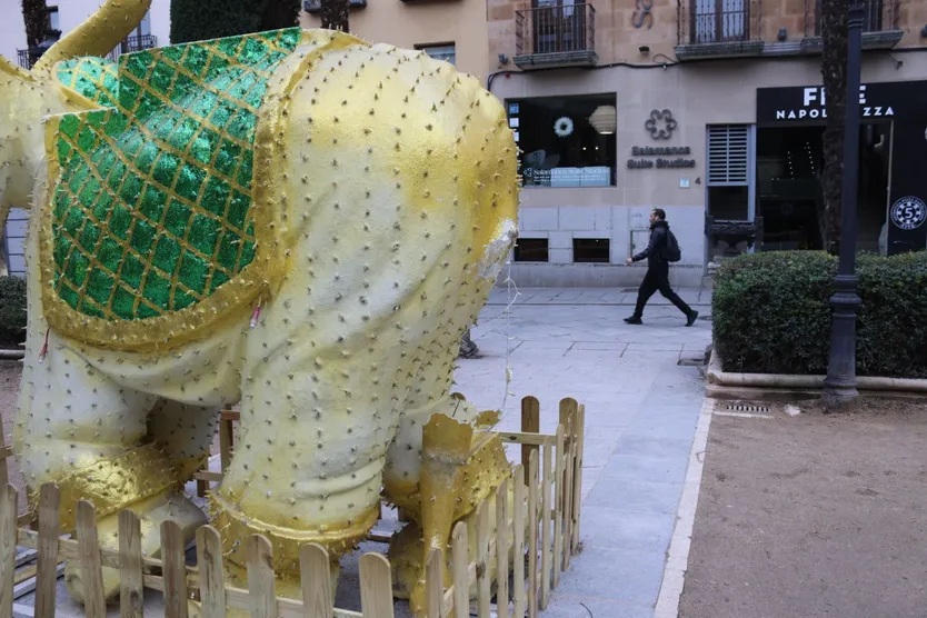 Elefante de Oriente de la plaza de la Libertad con la cola fracturada