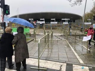 Buen ritmo de vacunación en Salamanca a pesar de la lluvia y palabras de agradecimiento para todo el personal: “Me han tratado de maravilla. Salgo encantada”