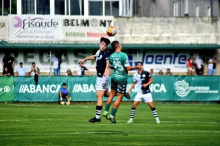Juanje pugna por un balón aéreo ante el Arenteiro | FOTO UNIONISTAS CF