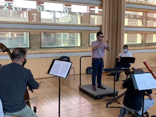 VÍDEO | El salmantino Adrián Rincón, primer director de orquesta ciego titulado de España