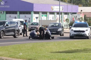 Accidente de una moto y un turismo en la glorieta Llaves de la Ciudad