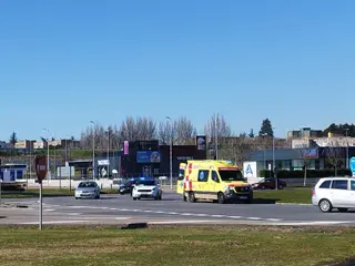 Colisión entre un turismo y un patinete en la rotonda de Las Llaves