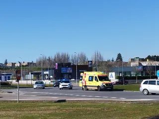 Colisión entre un turismo y un patinete en la rotonda de Las Llaves