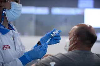 Sanidad valora poner Pfizer a personas que han recibido una sola dosis de AstraZeneca