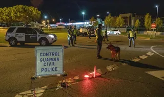 Control de la Guardia Civil en la rotonda de Santa Marta | Agencia ICAL