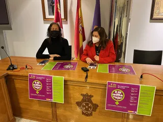 La alcaldesa de Peñaranda, Carmen Ávila, junto a la concejala de Igualdad, Pilar García.