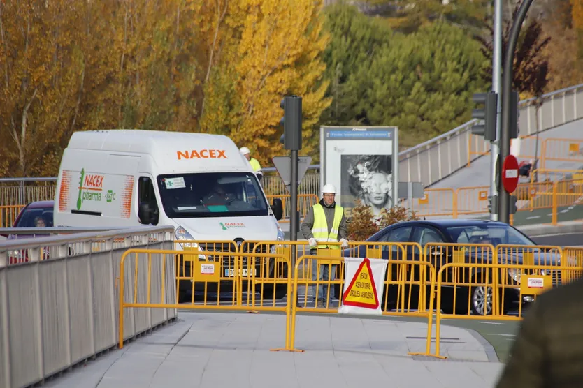 Obras de reparación de las baldosas en el vial del nuevo Hospital