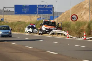 Un herido tras salirse de la vía un turismo y chocar contra el quitamiedos en la A-62
