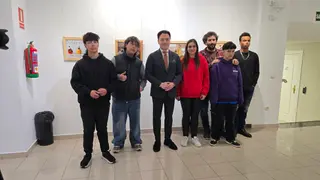 El concejal de Juventud, Pedro Martínez, presenta la exposición ‘Otras Miradas – Exposición de Fotografía con Playmobil’