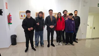 El concejal de Juventud, Pedro Martínez, presenta la exposición ‘Otras Miradas – Exposición de Fotografía con Playmobil’